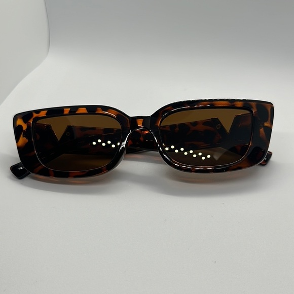 Chic Tortoiseshell V-Detail Sunglasses -Square Frame, Trendy Style UV protection main image 12